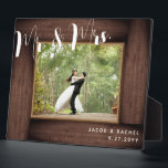 ナチュラルなMr. & Mrs. 現代の結婚式写真フレーム フォトプラーク<br><div class="desc">このデザインは、擬似的な古木の「フレーム」と現代的なスクリプトテキストを特徴としています。テキストを変更する柔軟性を高めるために、カスタマイズボタンをクリックしてください。このデザインのバリエーションや異なる紙の種類、および調整された製品は、当社のショップzazzle.com/store/doodleluluでご覧いただけます。独自のマッチングアイテムを作成するために、このデザインを特定の製品に適用する必要がある場合は、お問い合わせください! 2 june bugsデザインのDoodleLuluをご覧いただき、誠にありがとうございます!</div>