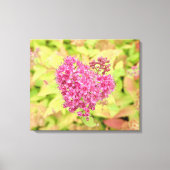 ナチュラルフラワーハート – 矢印でピアス。 キャンバスプリント (正面)