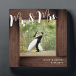 ナチュラル ダーク ウッド 結婚式 フォト フレーム<br><div class="desc">こちらのデザインは、フェイクのナチュラル ウッドのフレームが特徴です。テキストを自由に変更するには、カスタマイズ ボタンをクリックしてください。このデザインのバリエーションや異なる紙の種類、関連商品は、zazzle.com/store/doodlelulu でご覧いただけます。お客様独自の商品にこのデザインを適用したい場合は、お気軽にお問い合わせください！ 2 june bugs による DoodleLulu のデザインをご覧いただき、誠にありがとうございます！</div>