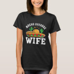 ナチョ平均妻メキおもしろいシコ料理パン Tシャツ<br><div class="desc">ナチョ平均的な妻。そしておもしろい可愛いシンコ・デ・マヨデザインの妻、母または母。ラカッコいいテ素晴らしィノやヒスパニック系の人々のための生活用品。ナチョスカラフル、メキシコの食べ楽しむ物好き、愛のユーモア、ミームとパンチを持つ人のためのソンブレロ・グラフィック。ヴィンテージと効果とレトロ西カウボーイグランジデザイン動揺して。</div>