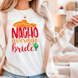 ナチョ・アベレースペインのム・ブおもしろいライブ・ソンブレロ結婚ズ Tシャツ<br><div class="desc">Nacho Average Bride スペインの SombreroのTシャおもしろいツは、文字「Nacho Average Bride」をおもしろいのスクリプトタイポグラフィに取り入れ、ソンブレロとサボテンの植物をアクセントにしたで使用している。花嫁に最適なブライダルシャワーや結婚式の日。Evco Studioによる設計www.zazzle.com/store/evcostudio</div>