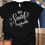 ナッシュビルブライダルパーティブライデスメイドシャツ Tシャツ<br><div class="desc">結婚式モダンやバチェロレッテの取得のための可愛い遠くにデザイン。単語渦巻形の"私たちはナッシュビルと言った"黒いティー上で、ハートを持って、確実に気づかれることである。バチェロレッテ先…ナッシュビル。リハーサル擦り切れたディナーや結婚披露宴に参加できる。</div>