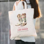 ナッシュビルラストロデオブーツバチェロレッテ トートバッグ<br><div class="desc">ナッシュビル最後のロデオブーツバチェロレッテトートバッグはあなたのNash Bashに最適！愛らしいフローラブーツこのバチェロレッテの好意をアクセント。</div>