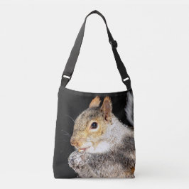 ナットを食べているリス クロスボディバッグ