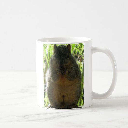 ナットを食べている小さいリスのかわいい写真 コーヒーマグカップ (右)