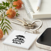 ナッピング忍者 – かわいい眠い忍者アートスリープおもしろい キーホルダー (正面右)