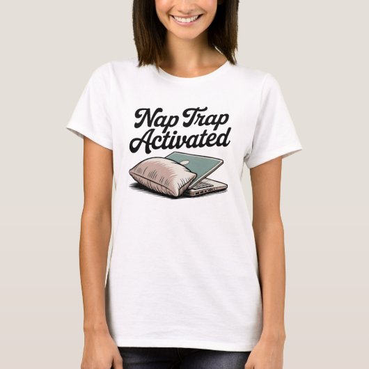 ナップトラップ作動中 | 快適な無秩序と自己認識ユーモア Tシャツ (正面)
