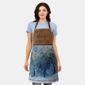 ナナのホットチョコレートスノーオールオーバープリントエプロン エプロン (着用した状態)