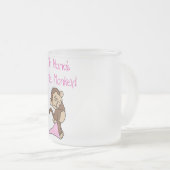 ナナの猿-ピンクのTシャツおよびギフト フロストグラスマグカップ (正面右)