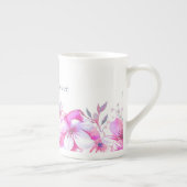 ナナエ最高のヴァピンクと紫の花 ボーンチャイナマグカップ (右)