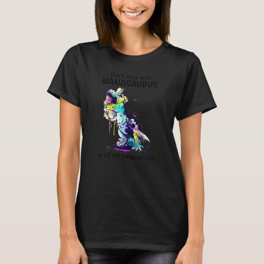 ナナサウルスの母と一緒に恐竜の女の子が散らない』 Tシャツ (正面)