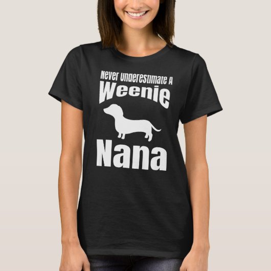 ナナ犬の愛人ウインナソーセージを過小評価しない Tシャツ (正面)