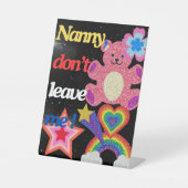 ナニー離れだ！ 台座サイン (正面)