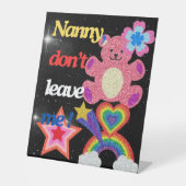 ナニー離れだ！ 台座サイン (正面)