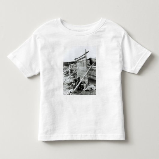 ナバホー人の織工、c.1914 トドラーTシャツ (正面)