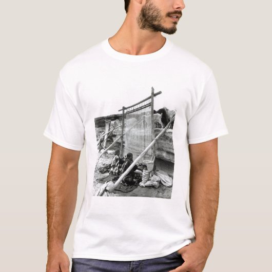 ナバホー人の織工、c.1914 tシャツ (正面)