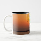 ナバホ祈りの言葉イン美しいI walk Mug ツートーンマグカップ (左)