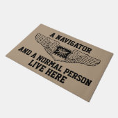 ナビゲーターと普通の人がここに住んでいる翼 ドアマット (アングル)