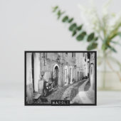 ナポリの通りで白黒のスクーター ポストカード (スタンド正面)
