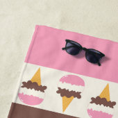 ナポリタンアイスクリームストライプのパターン ビーチタオル (インサイチュ)