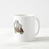ナマケモノがカメに乗る クラシックTシャツ コーヒーマグカップ (正面右)