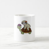 ナマケモノがカメに乗る クラシックTシャツ コーヒーマグカップ (中央)