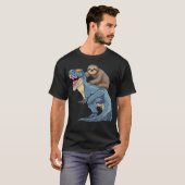 ナマケモノがティラノサウルスに乗る 笑える怠け者動物 Tシャツ (正面フル)