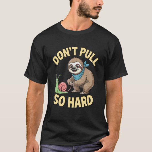 ナマケモノとカタツムリのたのしいお引っ張りっこ Tシャツ (正面)