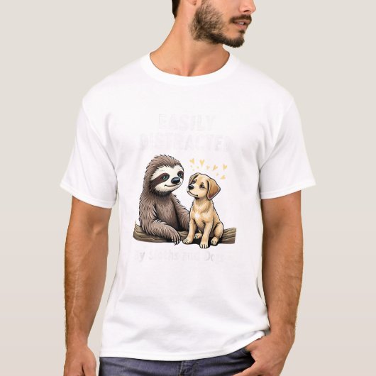 ナマケモノと犬に気が散りがちな面白いTシャツ Tシャツ (正面)