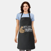 ナマケモノになれるなら自分らしく生きよう Tシャツ エプロン (着用した状態)