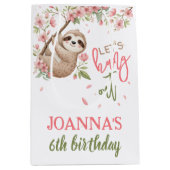 ナマケモノの子供の誕生日をお祝いしよう ミディアムペーパーバッグ (正面)