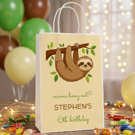 ナマケモノの子供の誕生日をお祝いしよう ミディアムペーパーバッグ