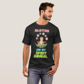 ナマケモノは私の霊獣ボホおもしろいーだ Tシャツ (正面フル)