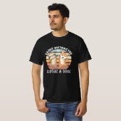 ナマケモノや犬に気を取られる Tシャツ (正面フル)