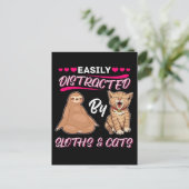 ナマケモノや猫に気を取られる少女たち ポストカード (スタンド正面)