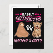 ナマケモノや猫に気を取られる少女たち ポストカード (正面/裏面)