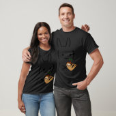 ナマケモノを持つアスキーウサギ Tシャツ (ユニセックス)