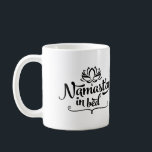 ナマステおもしろい引用文 コーヒーマグカップ<br><div class="desc">このNamast'ay In Bed mugは、サッシースタイリッシュで、あなたの手が欠け離れているようだ。ヨギとヨギの双方が、このマグカップから紅茶（またはコーヒー）を飲み込みたい怠惰な土曜日の朝に。</div>