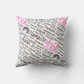 ナマステのヨガはAsanaの姿勢のSanskrit名前を置きます クッション (裏面)