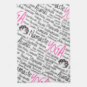 ナマステのヨガAsanasはSanskritの名前を置きます キッチンタオル (縦)