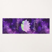 ナマステコズミックパープルロータスフラワーモノグラム名 ヨガマット (正面(横))