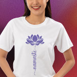 ナマステブラックロータスフラワースクモダンリプト Tシャツ<br><div class="desc">ナマステハスモダンフラワースクリプトスポーツフィットネスヨガ女性のTシャツは、手書きの書道スクリプトで文字"ナマステ"とハスモダンフラワーを特徴とする。誕生日、クリスマス、母の日、友達、ヨガ好最高のき、フィットネス、スポーツのための友人と家族のための完璧な贈り物。設計： © Evco Studio www.zazzle.com/store/evcostudio</div>