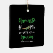 ナマステホームとイグアナおもしろいイグアナとヨガ セラミックオーナメント (右)