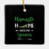 ナマステホームとイグアナおもしろいイグアナとヨガ セラミックオーナメント (正面)