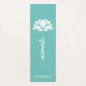 ナマステロータスフラワーモダンティール（緑がかった色）名前をカスタムする ヨガマット (裏面)