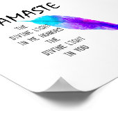 ナマステ引用文オン紫ターコイズ羽毛アート ポスター (角)