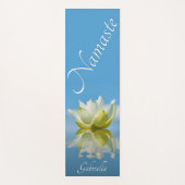 ナマステ白い蓮の花と名前ブルー ヨガマット (正面)