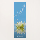 ナマステ白い蓮の花と名前ブルー ヨガマット (裏面)