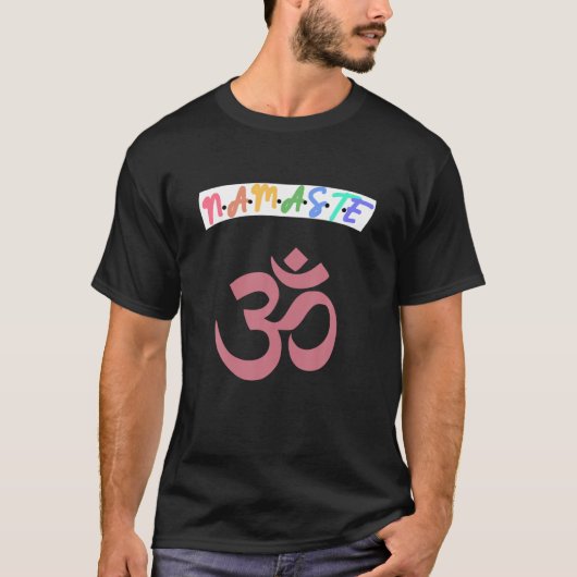 ナマステ瞑想Om Ohmシンボルヨガ仏教株価指数 Tシャツ (正面)