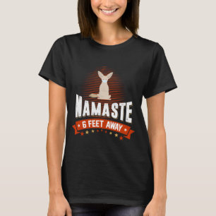 ナマステ6足遠くにキツネと顔マスクヨガ Tシャツ